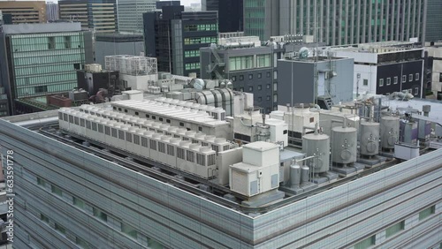 都会のビルの屋上に設置された空調設備