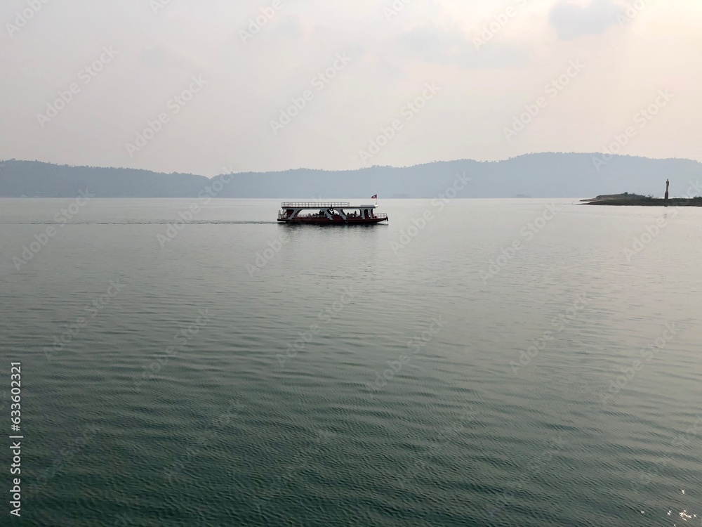 Naklejka premium boat on the lake.