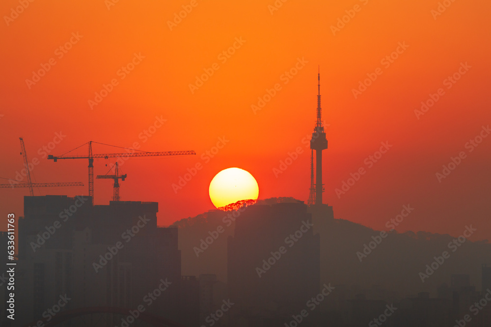 Naklejka premium 서울남산타워 일출