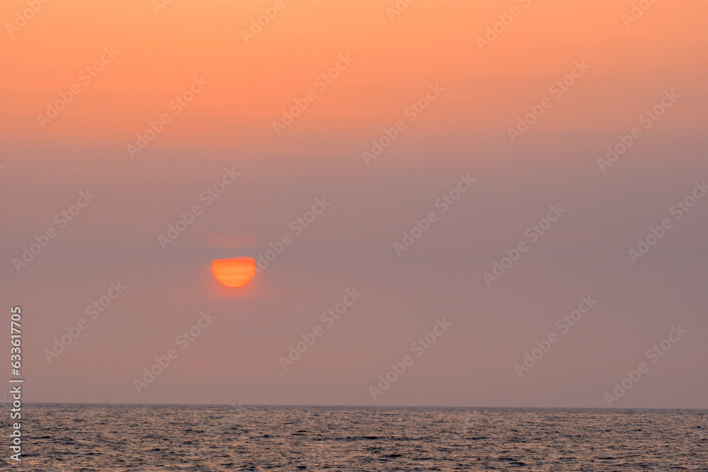 岩屋海岸に沈む夕陽と海　日本