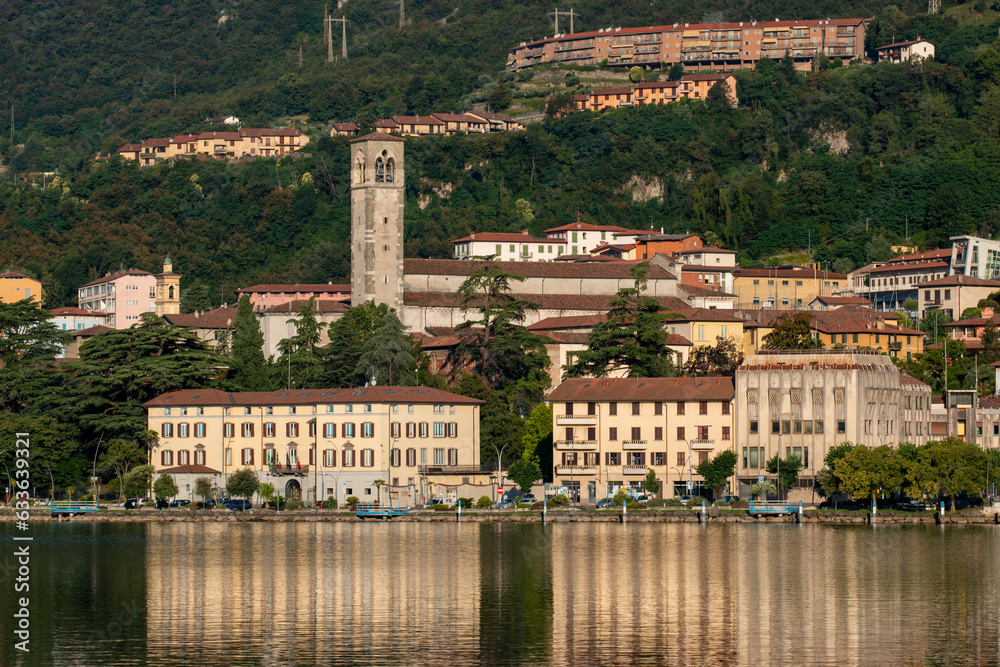 Obraz premium lake iseo villages on the shores of lake lovere iseo and monte isola