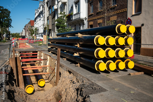 Photographie Ein Stapel neuer Rohre für Fernwärme an einer Baustelle in Düsseldorf, Deutschla