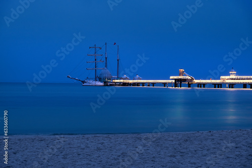Fototapeta Naklejka Na Ścianę i Meble -  Seebrücke Dreimaster Tauchgondel