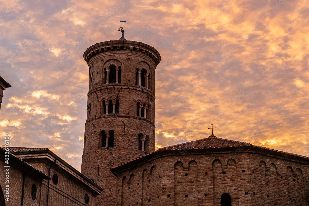 Campanile della Cattedrale della Risurrezione di Nostro Signore Gesù Cristo a Ravenna al tramonto