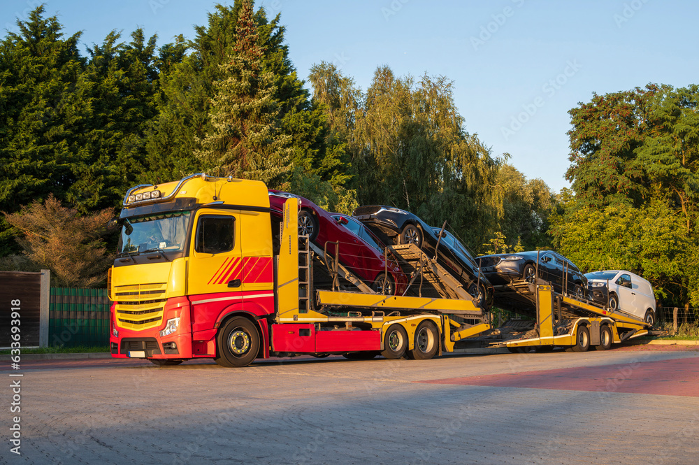 Ein Autotransporter auf einem Parkplatz