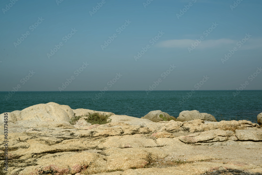 malerischer Strand mit Felsen in Thailand
