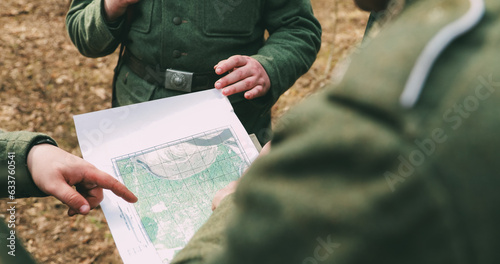 Billede på lærred World War II German wehrmacht Soldier officer Commander Soldiers Of World War II Briefs, Showing Direction Of A Attack On Map