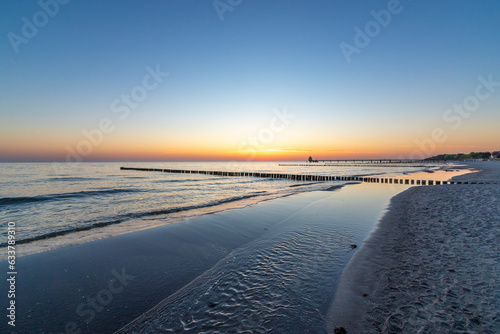 Am fr  hen Morgen  noch vor Sonnenaufgang am Strand von Zingst an der Ostsee.