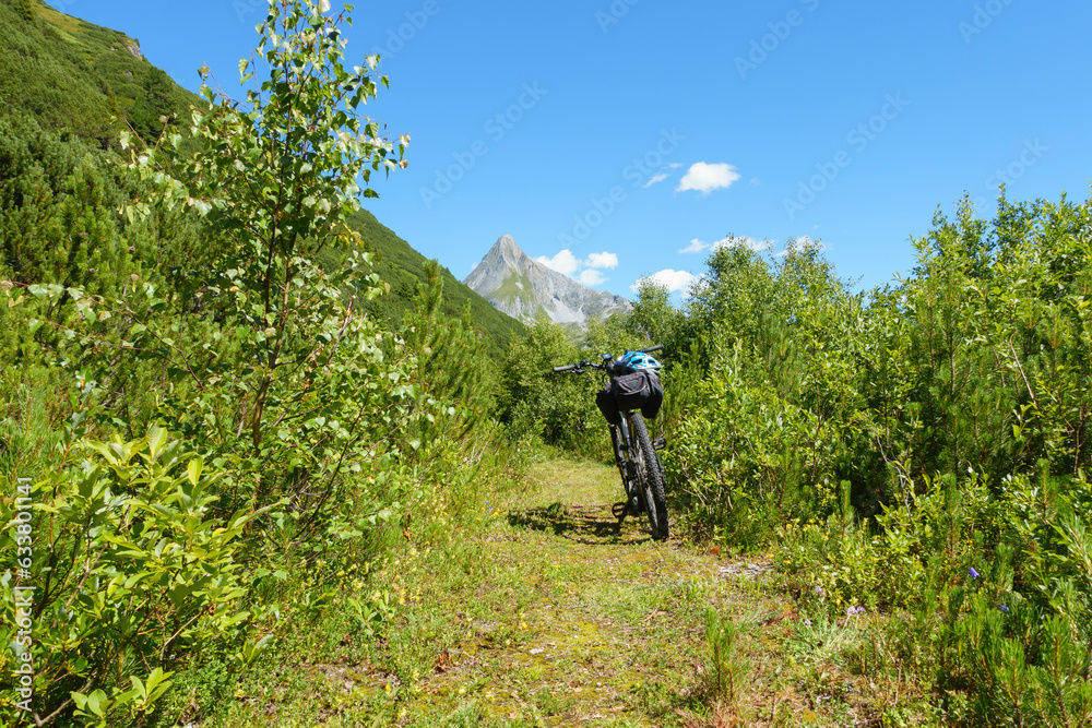 Obraz premium Ein abgestelltes Mountainbike auf einem trail in den tiroler Bergen