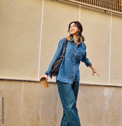 Obraz na plátně young woman girl city happy vacation lifestyle portrait beautiful posing travel