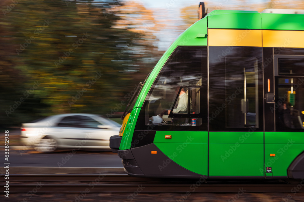zielony tramwaj MPK w jesiennym Poznaniu, Polska - obrazy, fototapety, plakaty 