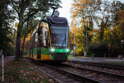 zielony tramwaj MPK w jesiennym Poznaniu, Polska