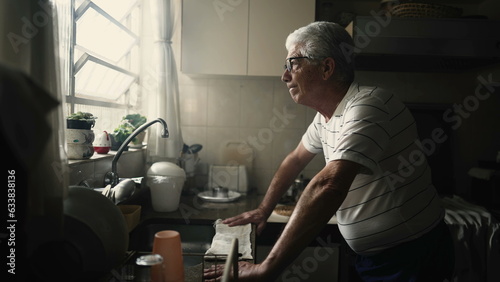 Foto Struggling Senior man leaning on kitchen counter suffering from difficultires an