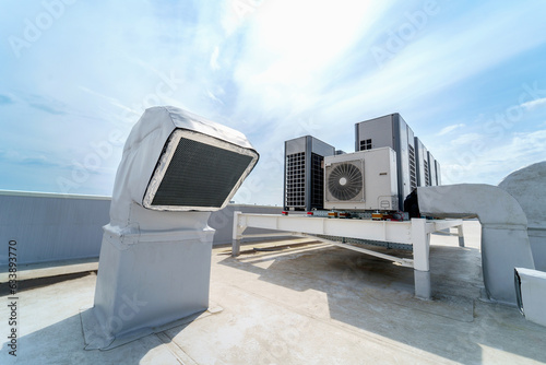 Foto The air conditioning and ventilation system of industrial building on the roof
