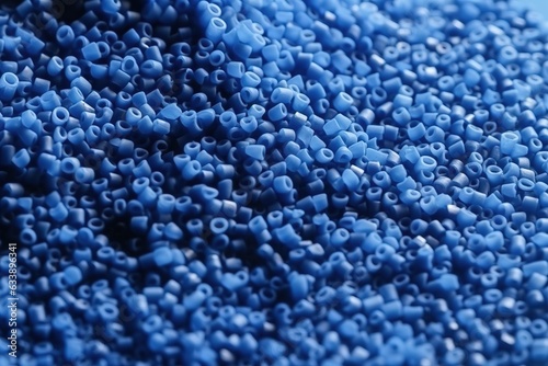 Blaues Kunststoff Granulat. Plastik Rohstoff zum Einschmelzen zur Herstellung von Produkten.