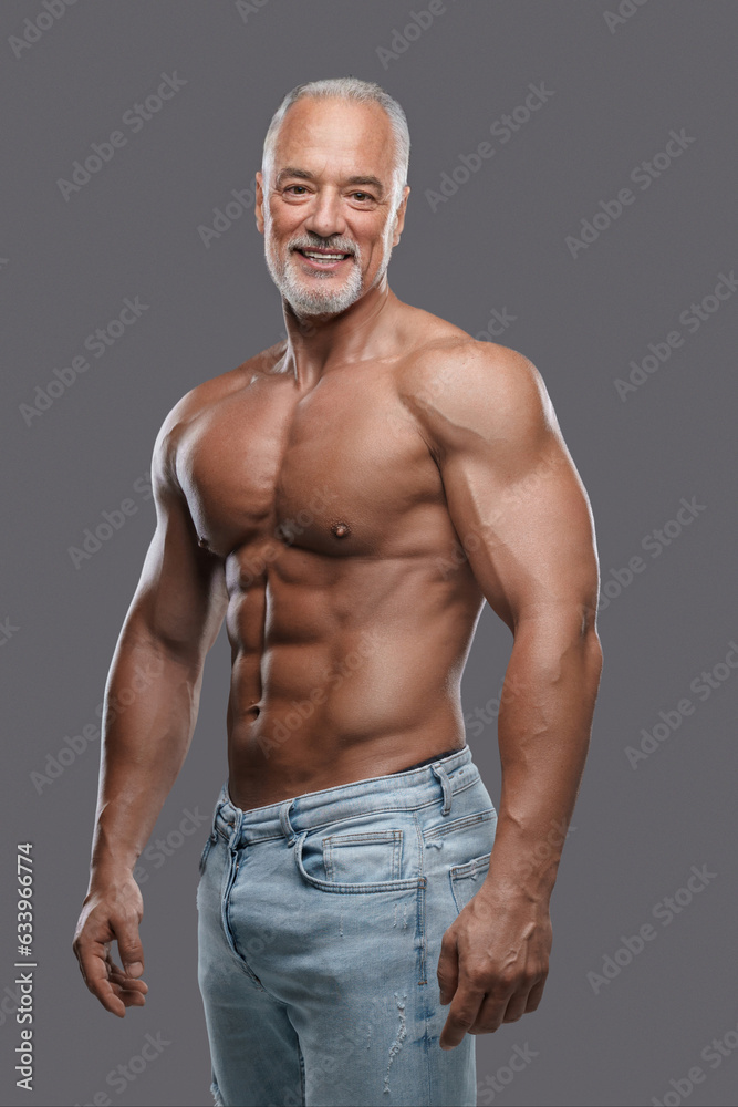 Fotografía Attractive older man with a muscular physique, stylish gray