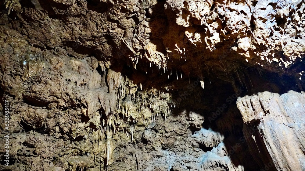 鹿児島県にある天然の鍾乳洞内の鍾乳石 鹿児島県にある天然の鍾乳洞内の鍾乳石