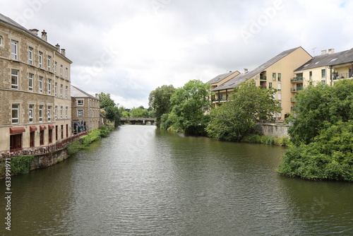 La rivière Sarthe, ville de Alençon, département de l'Orne, France photo