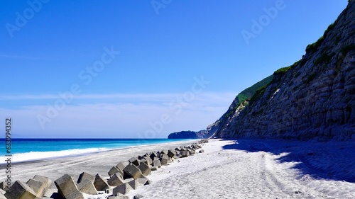 伊豆七島新島の白ママ断崖の海辺 photo