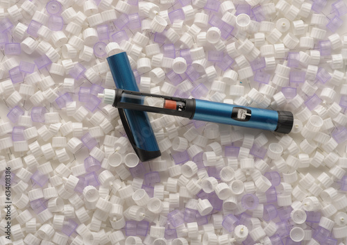 Photos insulin pen against the background of a lot of needles for injecting insulin