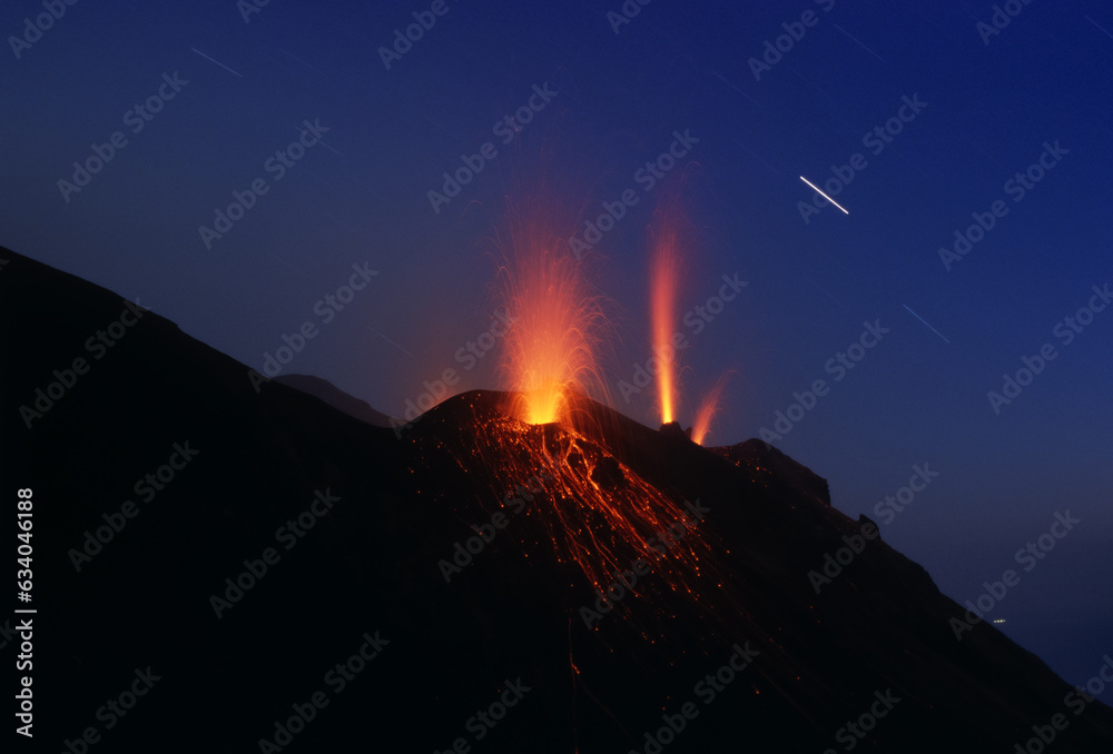 Gleichzeitige Eruption von 3 Kratern des Vulkans Stromboli bei sternenklarem Himmel