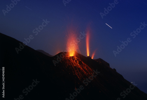 Gleichzeitige Eruption von 3 Kratern des Vulkans Stromboli bei sternenklarem Himmel