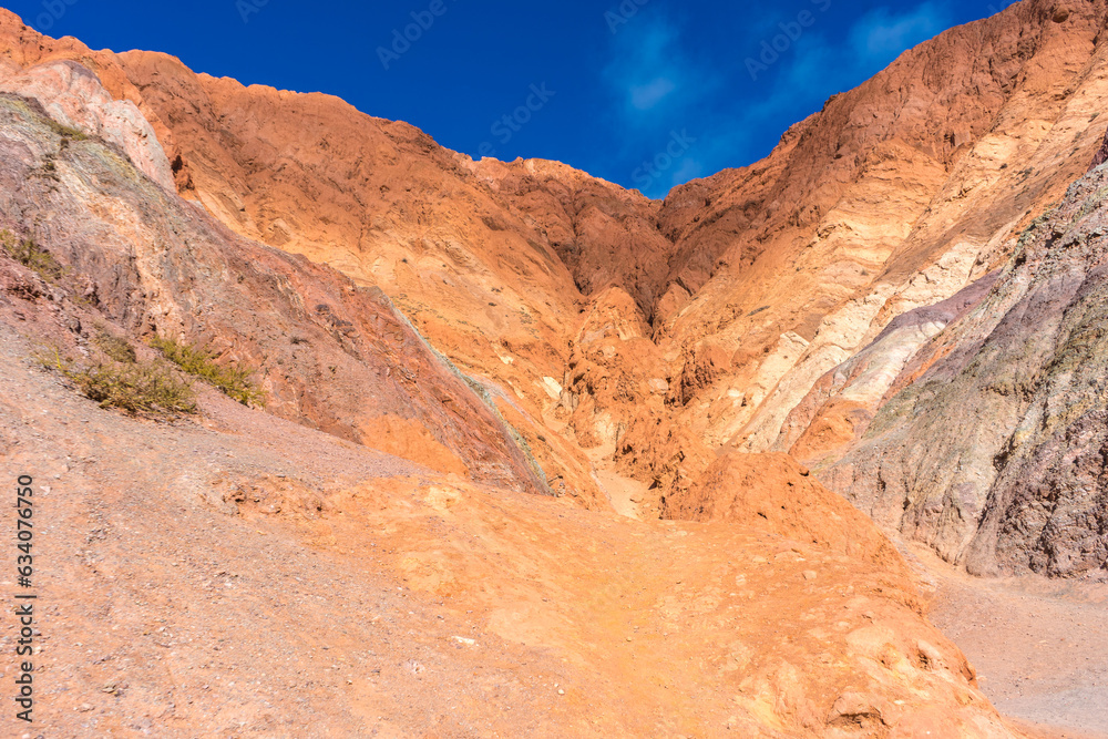 Fototapeta premium HILL OF SEVEN COLORS IN PURMAMARCA. HUMAHUACA, JUJUY. ARGENTINE NORTHWEST. FAMOUS TOURIST PLACE.