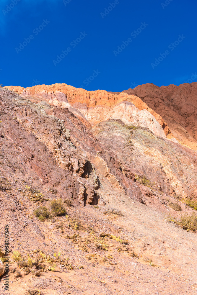Fototapeta premium HILL OF SEVEN COLORS IN PURMAMARCA. HUMAHUACA, JUJUY. ARGENTINE NORTHWEST. FAMOUS TOURIST PLACE.