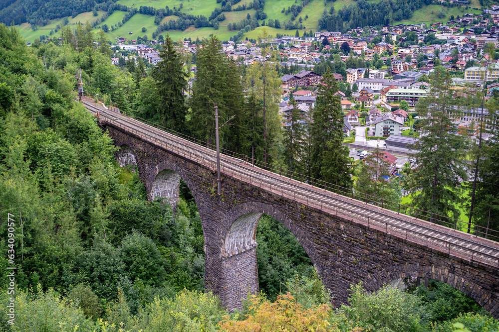 Fototapeta premium Eisbahnbrücke in Bad Hofgastein | Kur- und Wintersportort | Gasteinertal in Österreich | Austria