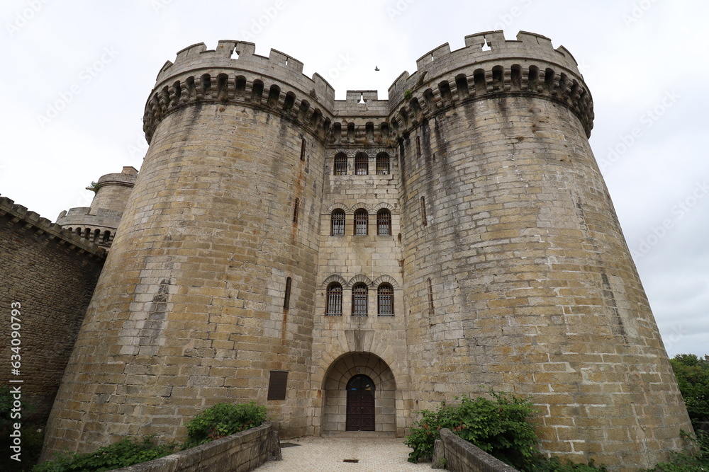 Le château des ducs, vu de de l'extérieur, ville de Alençon, département de l'Orne, France