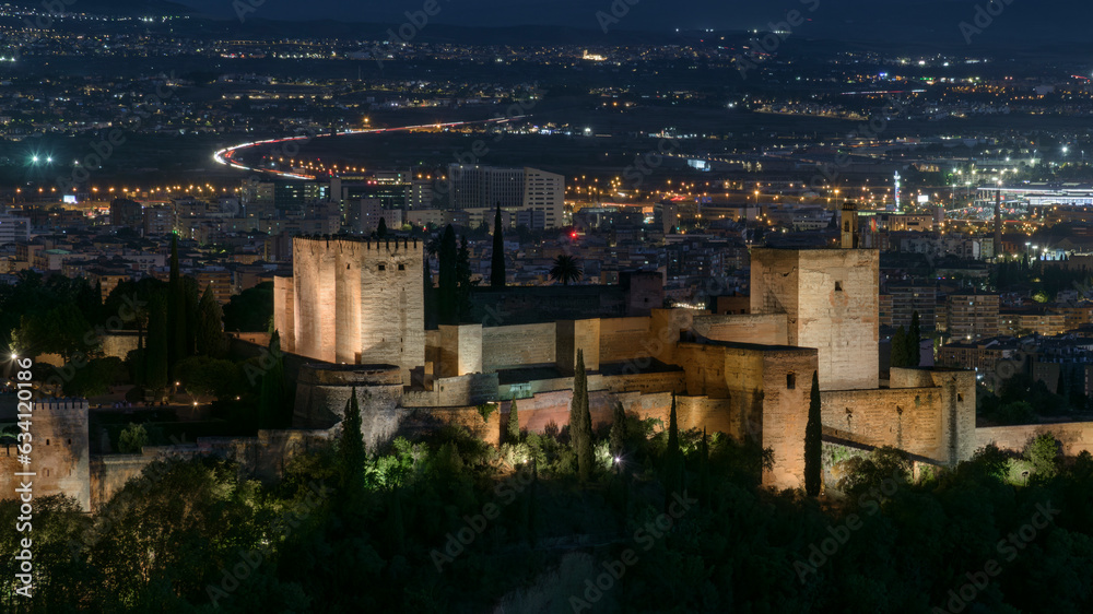 Vista panorámica de la Alhambra de Granada por la noche desde san Miguel Alto en el Albaicín
