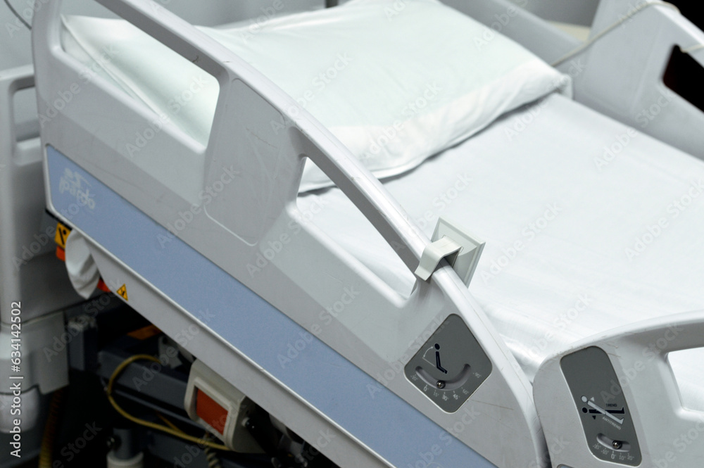 Foto de Cairo, Egypt, August 5 2023 Pardo hospital beds, Floor bed