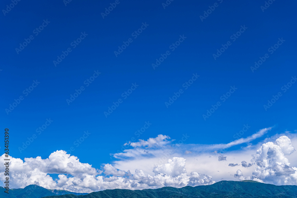 夏の真っ青な空と山 松本市 夏の真っ青な空と山 松本市