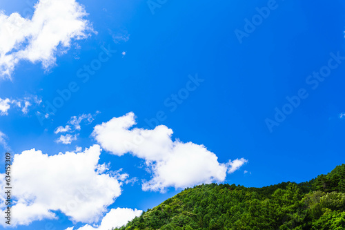 青空と新緑の山　木曽 © kikisora
