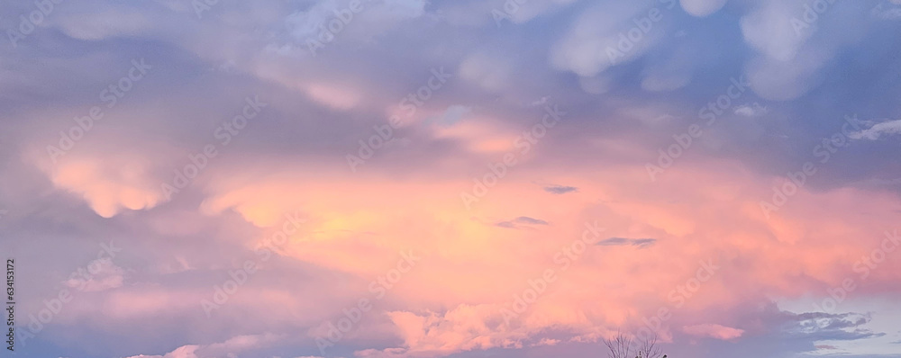 Obraz premium Sky with colorful clouds during sundown