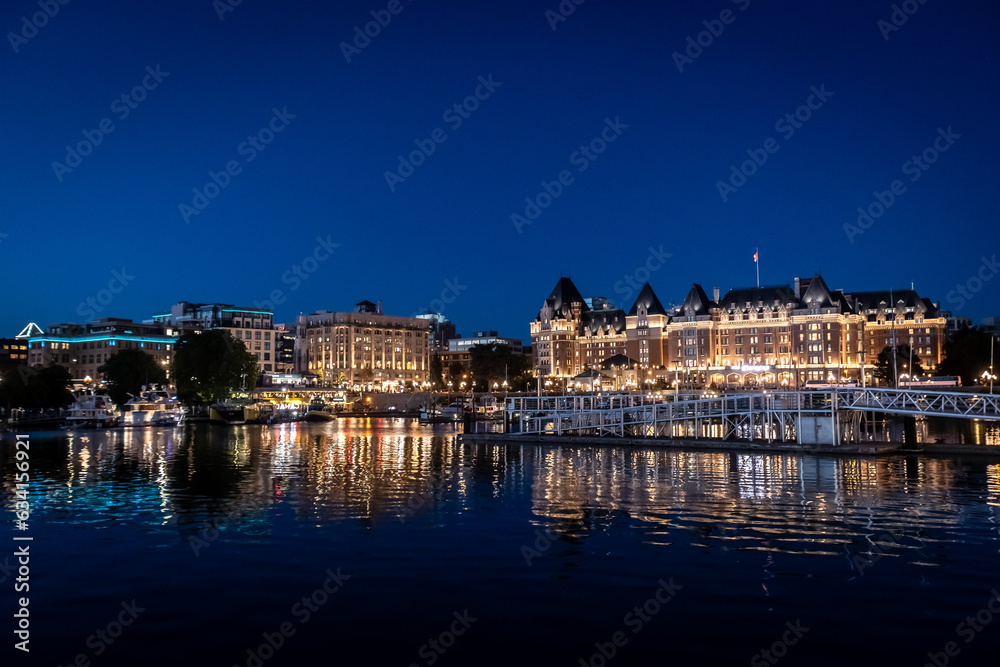 Obraz premium Night view of Inner Harbour in Victoria, British Columbia, CANADA
