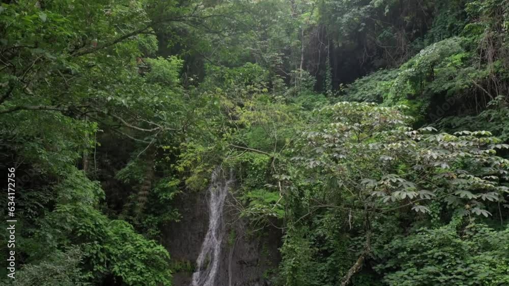 Agua cayendo rocas abajo