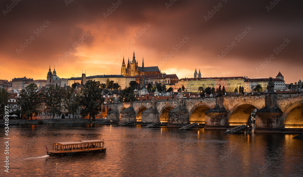 Obraz premium Charles Bridge & Prague Castle
