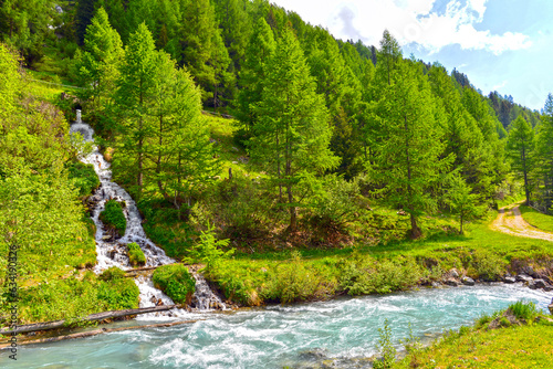 Der Inn-Nebenfluss Susasca in der N  he vom Fl  elapass  Kanton Graub  nden  Schweiz 