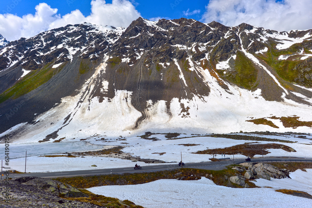 Fototapeta premium Hauptstrasse 28 am Flüelapass, Graubünden, Schweiz