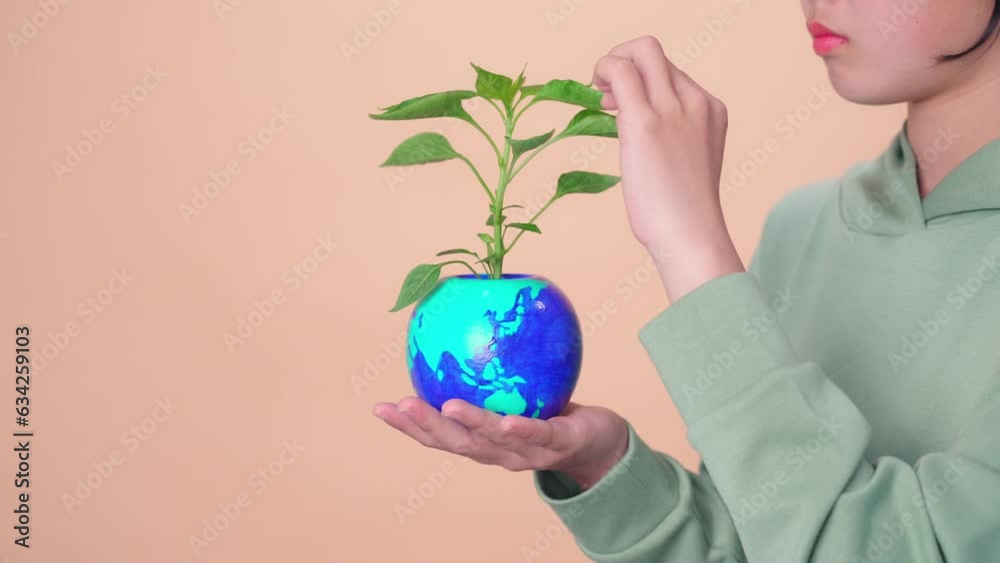 地球の描かれた植木鉢を持つ女の子 環境保護イメージ 地球の描かれた植木鉢を持つ女の子 環境保護イメージ