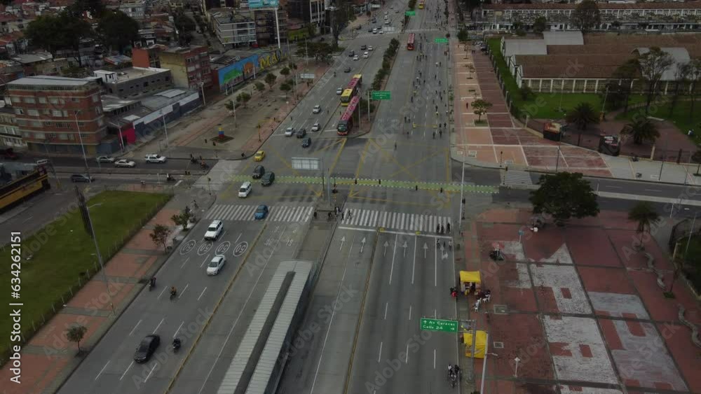 Video grabado con dron en 4K
en la calle 26 un domingo con ciclovía y al lado el transporte público de Transmilenio