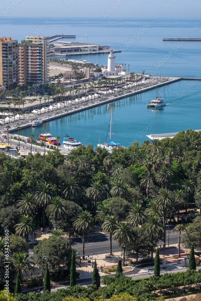 Vista de la ciudad y puerto deportivo de la ciudad de Málaga, desde un mirador de Gibralfaro