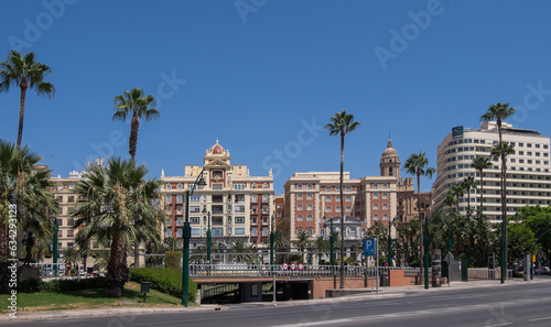 Plaza de La Marina y edificios en la ciudad de Málaga, Andalucía, España