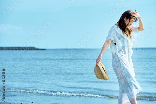 Bild auf Leinwand 海辺を散歩する女性