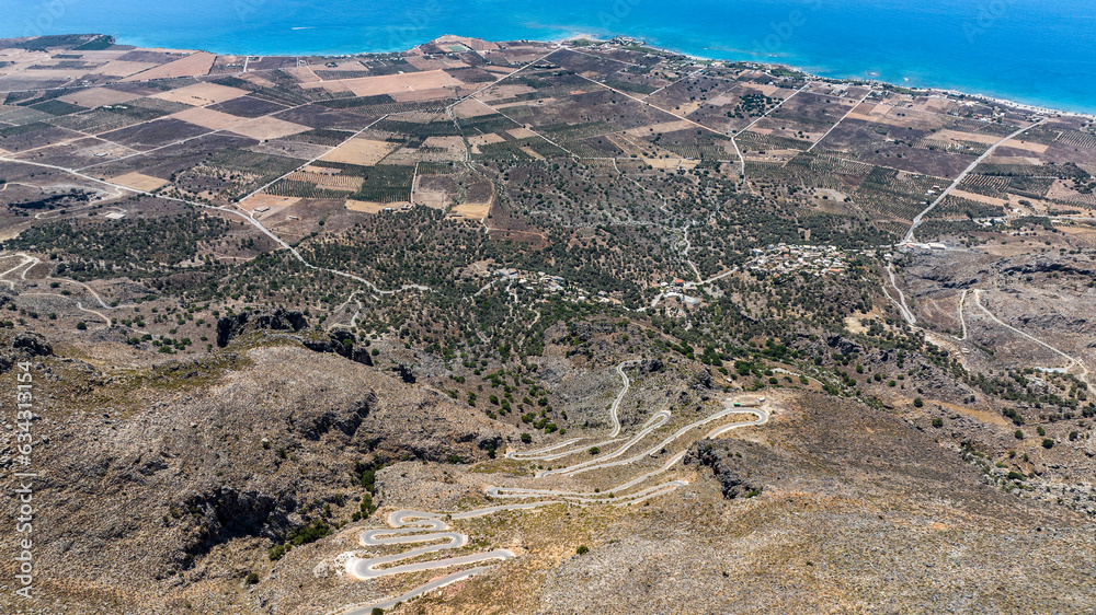 Φωτογραφία the complex serpentine of a mountain road in the mountains of Crete on a summer