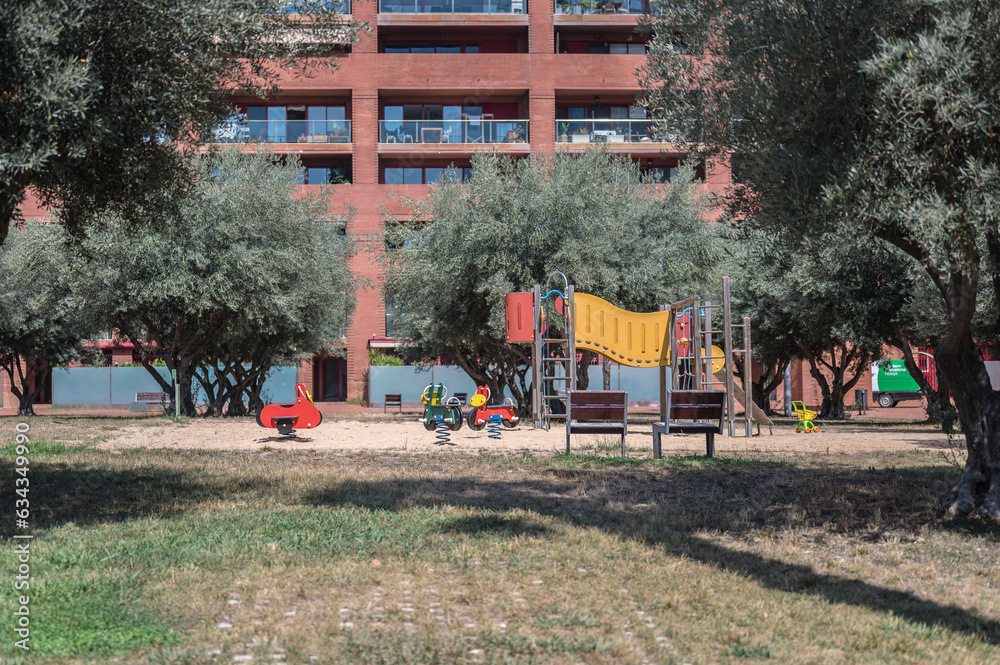Φωτογραφία Detail of a quiet and pleasant park for children inside an island of houses in B