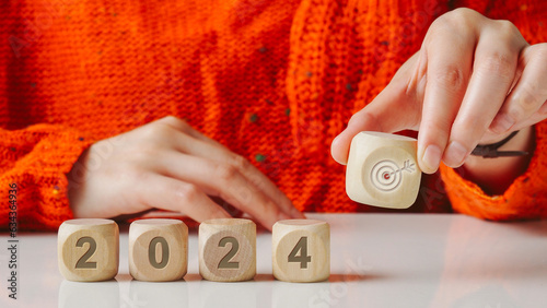2024 goals of business or life. Wooden cubes with 2024 and goal icon on smart background. Starting to new year. Business common goals for planning new project, annual plan, business target achievement