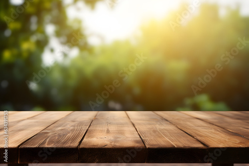 Leerer Holztisch für Produktplatzierung oder Montage mit Fokus auf die Tischplatte, unscharfer Bokeh-Hintergrund in der Natur mit grünen Bäumen generative ai