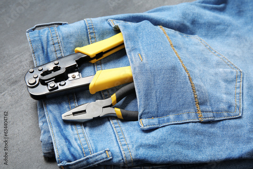 Network cable crimper and p...